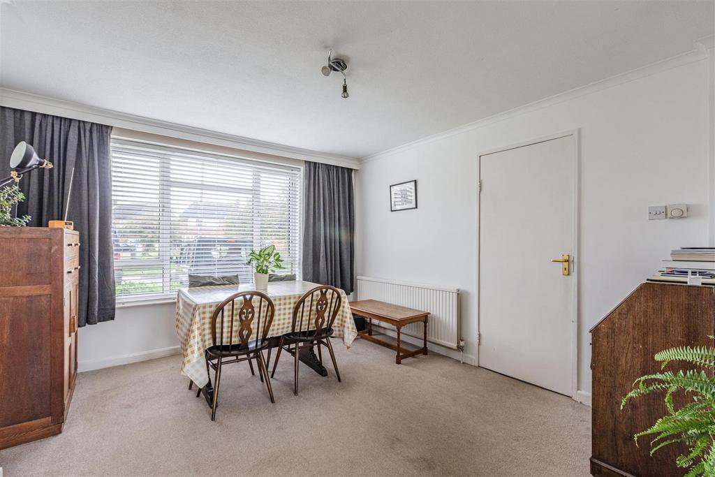 32 Godley Road, Byfleet, KT14 7 EP - 5.jpg