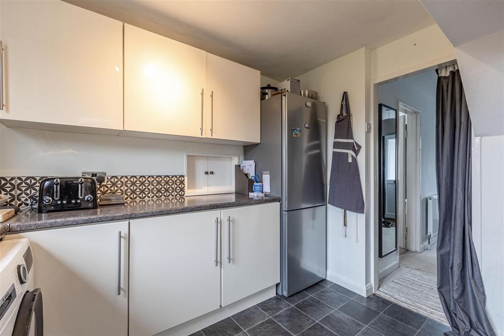 32 Godley Road, Byfleet, KT14 7 EP - 2.jpg