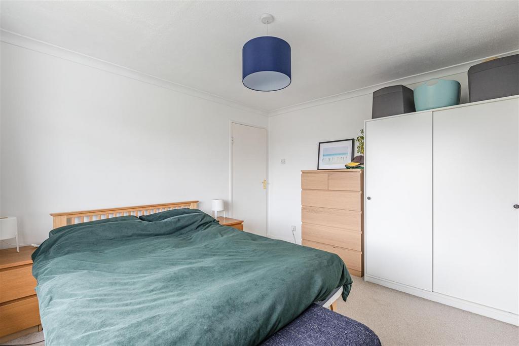 32 Godley Road, Byfleet, KT14 7 EP - 13.jpg