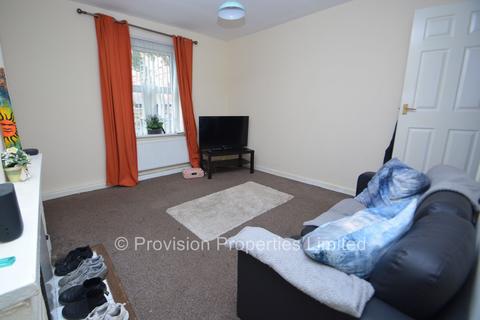 2 bedroom end of terrace house to rent, Moorland Avenue, Hyde Park LS6