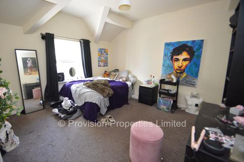 2 bedroom end of terrace house to rent, Moorland Avenue, Hyde Park LS6