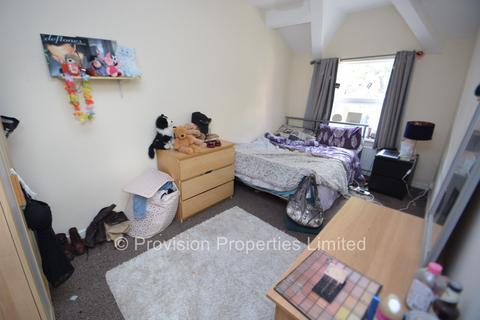 2 bedroom end of terrace house to rent, Moorland Avenue, Hyde Park LS6