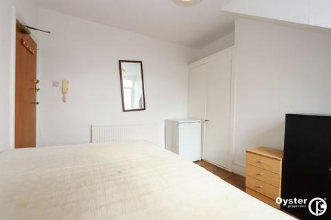 1 bedroom in a house share to rent, Friern Barnet Road, London - N11 1NA