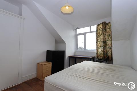 1 bedroom in a house share to rent, Friern Barnet Road, London - N11 1NA