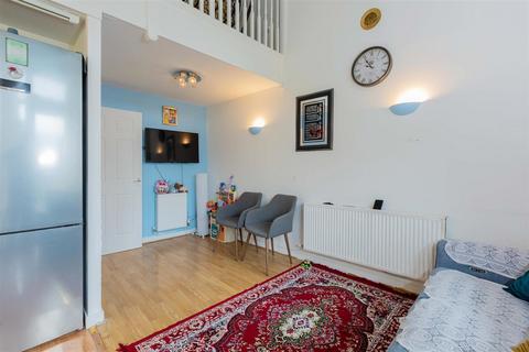 2 bedroom flat for sale, Windmill Road, Slough