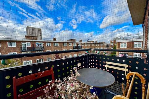 1 bedroom in a house share to rent, Ellsworth Street, London E2