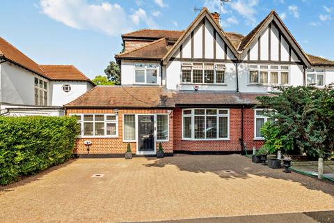4 The Drive, Edgware, HA8 8PR