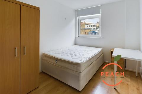 1 bedroom in a house share to rent, Pelter Street, London E2