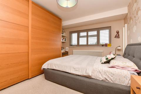68 Oaks Road, Kenley, CR8 5NR