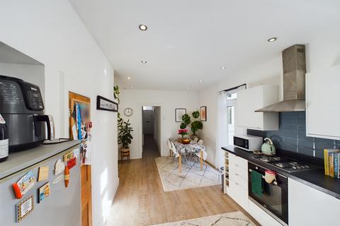 2 bedroom ground floor flat for sale, Park Hall Road, London N2