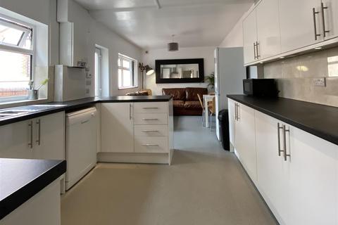 6 bedroom semi-detached house to rent, *£140pppw excluding bills* Albert Grove, Lenton
