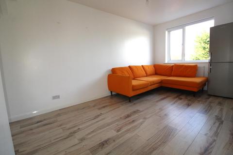 2 bedroom flat to rent, Cheshunt Wash, Cheshunt