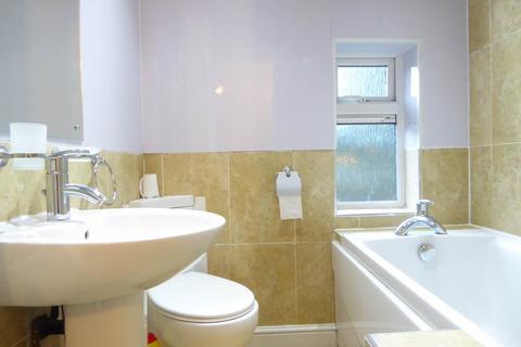 2 bedroom house to rent, Manor Rise, Huddersfield HD4