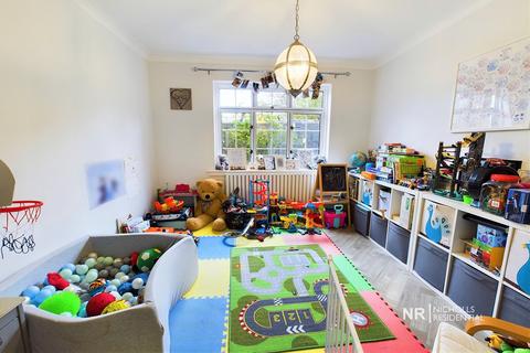 7 Downs Avenue, Epsom, KT18 5HQ
