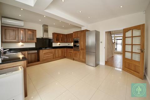 3 bedroom detached house to rent, Wynchgate, London, N14