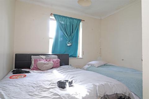 1 bedroom flat for sale, Wilton Road, Redhill