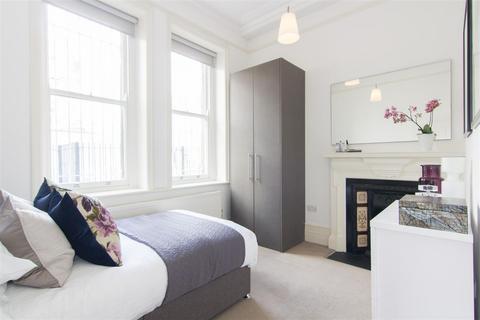 3 bedroom flat to rent, Grove Mansions Clapham Common Northside London