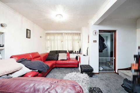 3 bedroom semi-detached house for sale, Fairholme Crescent, Hayes, UB4 8QY