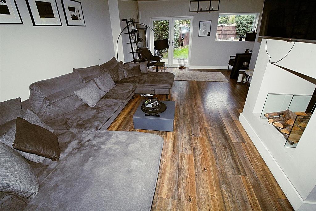 Open Plan Hallway/Lounge Area