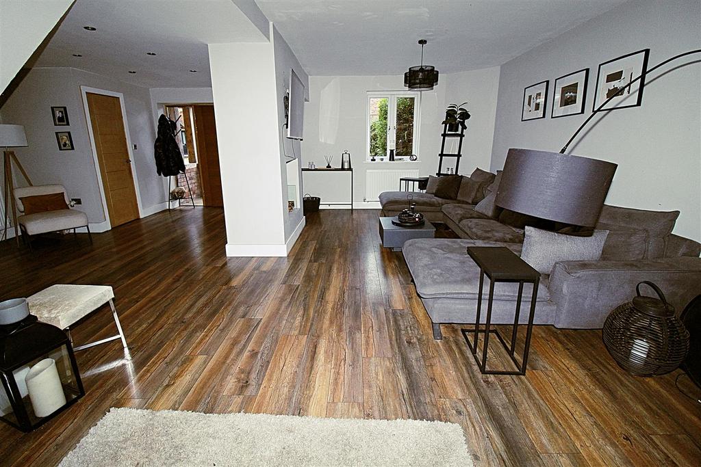 Open Plan Hallway/Lounge Area