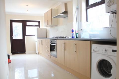 3 bedroom terraced house to rent, North Road, Southall