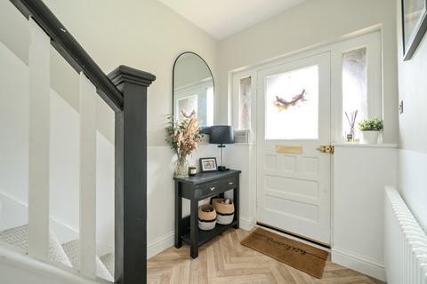82 Manor Road, Guildford, GU2 9NW