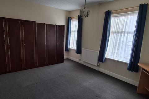 3 bedroom terraced house to rent, Vivian Road, Wellingborough, NN8