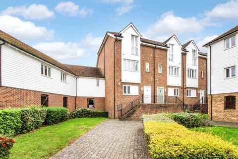 4 bedroom apartment to rent, Medway Court, Aylesford ME20