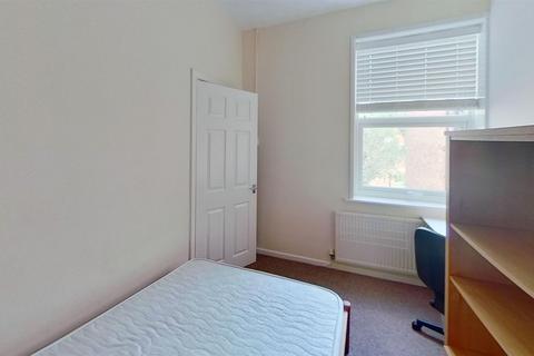 4 bedroom private hall to rent, Bath Road, Southsea, Southsea