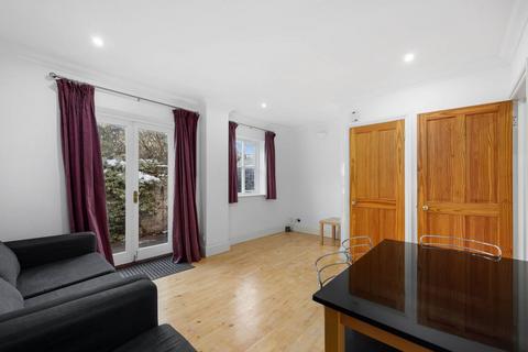 2 bedroom end of terrace house to rent, Carlyle Mews, Stepney, London, E1