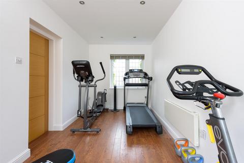 26 Balmoral Crescent, Lodge Moor, Sheffield, S10 4NE