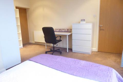 2 bedroom flat to rent, Trinity Street, Huddersfield HD1