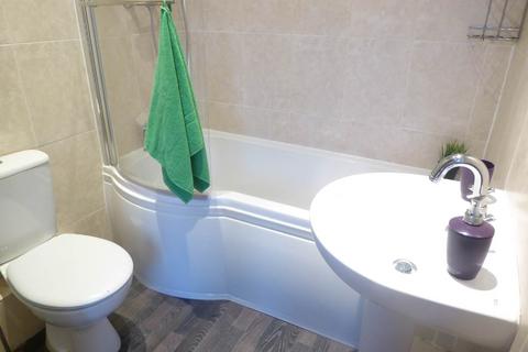 2 bedroom flat to rent, Trinity Street, Huddersfield HD1