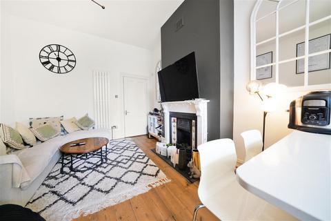 2 bedroom flat to rent, Westwell Road, SW16