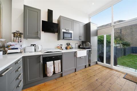 2 bedroom flat to rent, Westwell Road, SW16