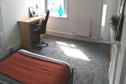 2 bedroom house to rent, Somerset Road, Huddersfield HD5