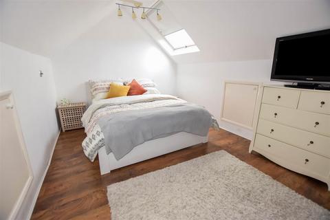 32 Dinton Road, London, SW19 2AP