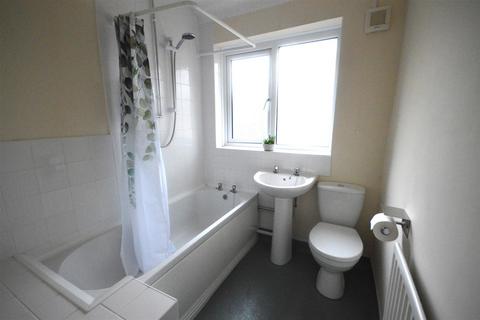 3 bedroom house to rent, Poolfield Avenue, Newcastle