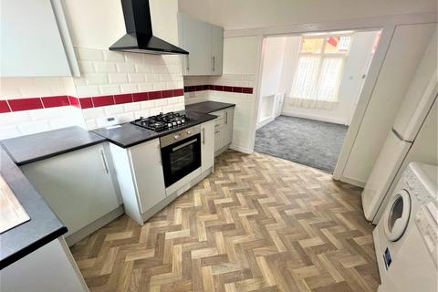 2 bedroom house to rent, Grasmere Street, Manchester