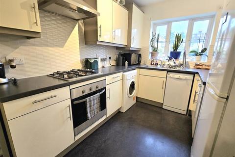 3 bedroom townhouse to rent, Sovereign Gardens, Ash Vale GU12