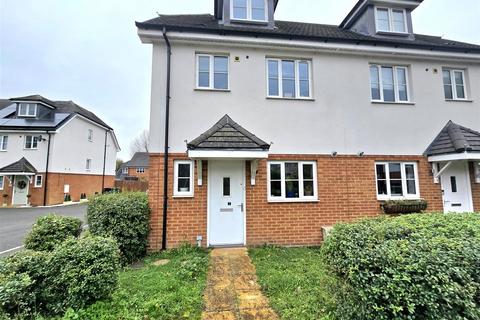 3 bedroom townhouse to rent, Sovereign Gardens, Ash Vale GU12