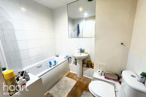 2 bedroom apartment for sale, Graveney Court, Romford, RM1 1EZ