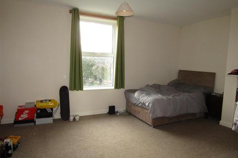 4 bedroom flat to rent, York Road, Exeter EX4