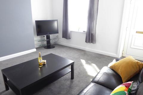 3 bedroom house to rent, Victoria Street, Huddersfield HD5