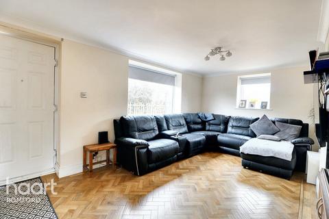 3 bedroom end of terrace house for sale, Chigwell View, Romford, RM5 2JB