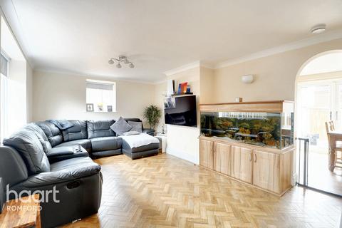 3 bedroom end of terrace house for sale, Chigwell View, Romford, RM5 2JB