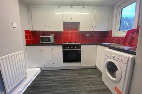 3 bedroom house to rent, Dog Kennel Bank, Huddersfield HD5