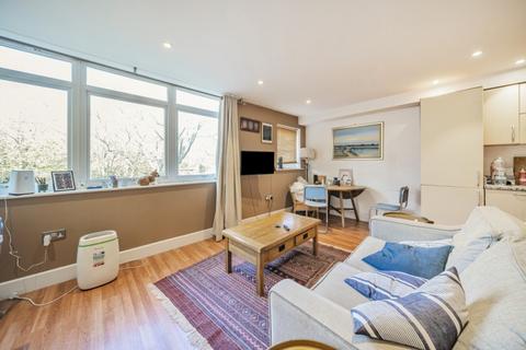 1 bedroom apartment to rent, Rochelle Close London SW11