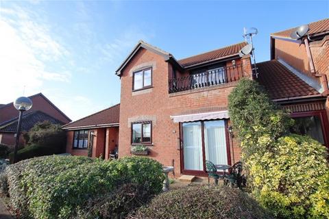 2 bedroom flat for sale, Spinnaker Close, Clacton on Sea