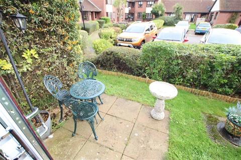 2 bedroom flat for sale, Spinnaker Close, Clacton on Sea